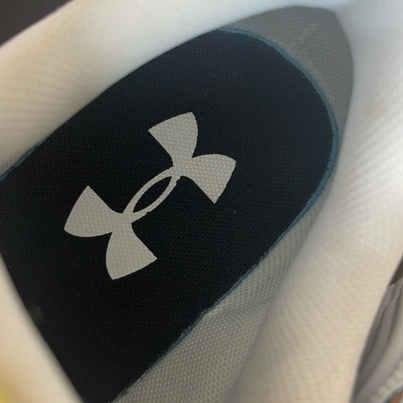 Under Armour, basketball shoe flow traction - Picture 8 of 9